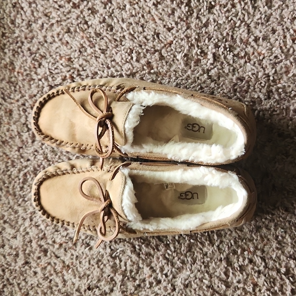 UGG women's Slippers/ Tan/ Sz 7
